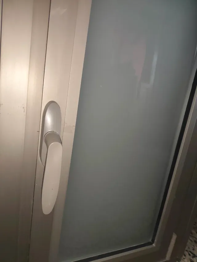 Estupenda ventana motorizada en aluminio