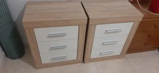 Mesitas de noche de madera y somier