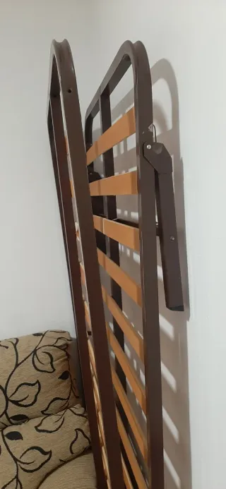 Mesitas de noche de madera y somier