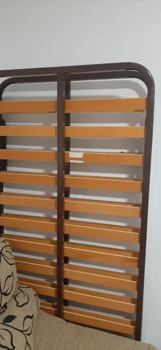 Mesitas de noche de madera y somier