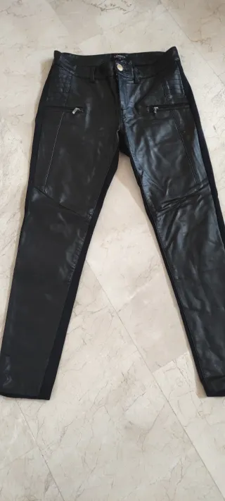 Pantalón pitillo efecto piel