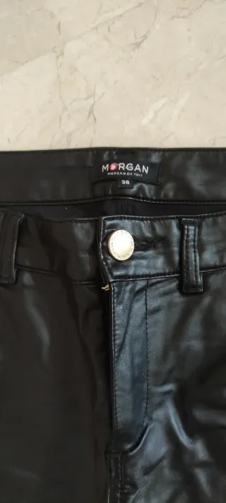 Pantalón pitillo efecto piel