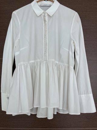 Blusa Uterqüe blanca con pedrería