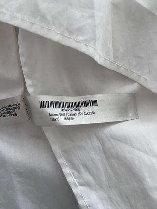 Blusa Uterqüe blanca con pedrería