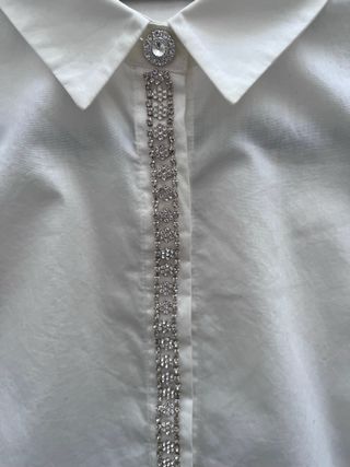 Blusa Uterqüe blanca con pedrería