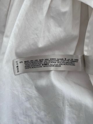 Blusa Uterqüe blanca con pedrería