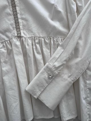 Blusa Uterqüe blanca con pedrería