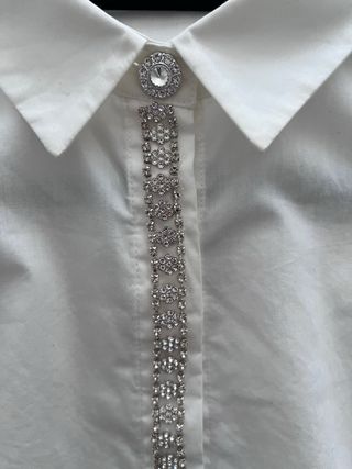 Blusa Uterqüe blanca con pedrería