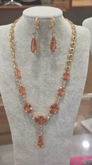 Conjunto de bisutería: collar y pendientes