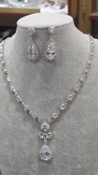 Conjunto de bisutería: collar y pendientes