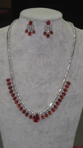 Conjunto de bisutería: collar y pendientes