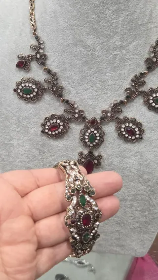 Conjunto de bisutería: collar y pendientes