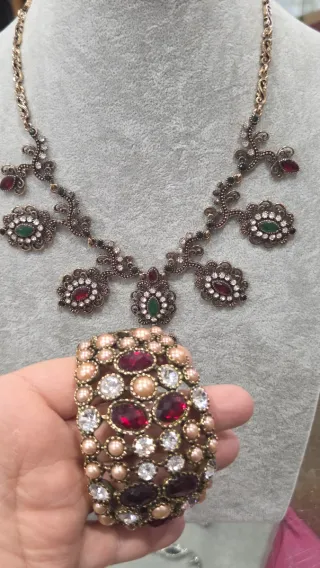 Conjunto de bisutería: collar y pendientes