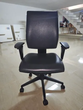 Silla de oficina ergonómica negra