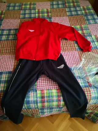 Chándal deportivo rojo y negro