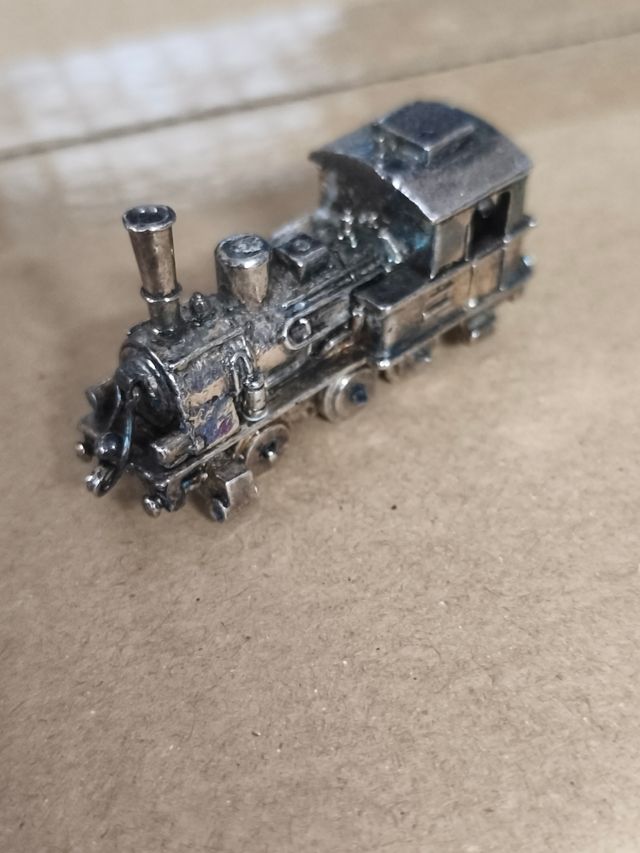 Miniatura di treno in argento o argento metallico