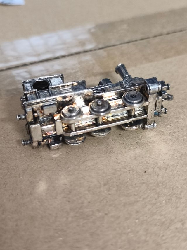 Miniatura di treno in argento o argento metallico