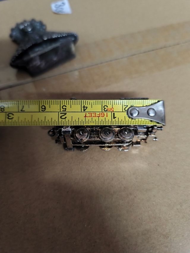 Miniatura di treno in argento o argento metallico