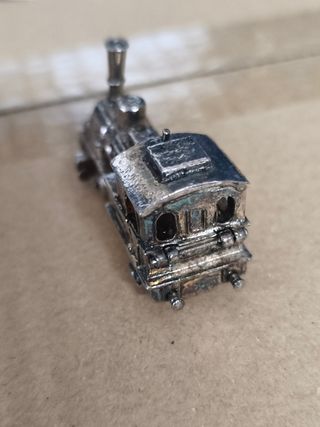Tren miniatura plata o metal plateado
