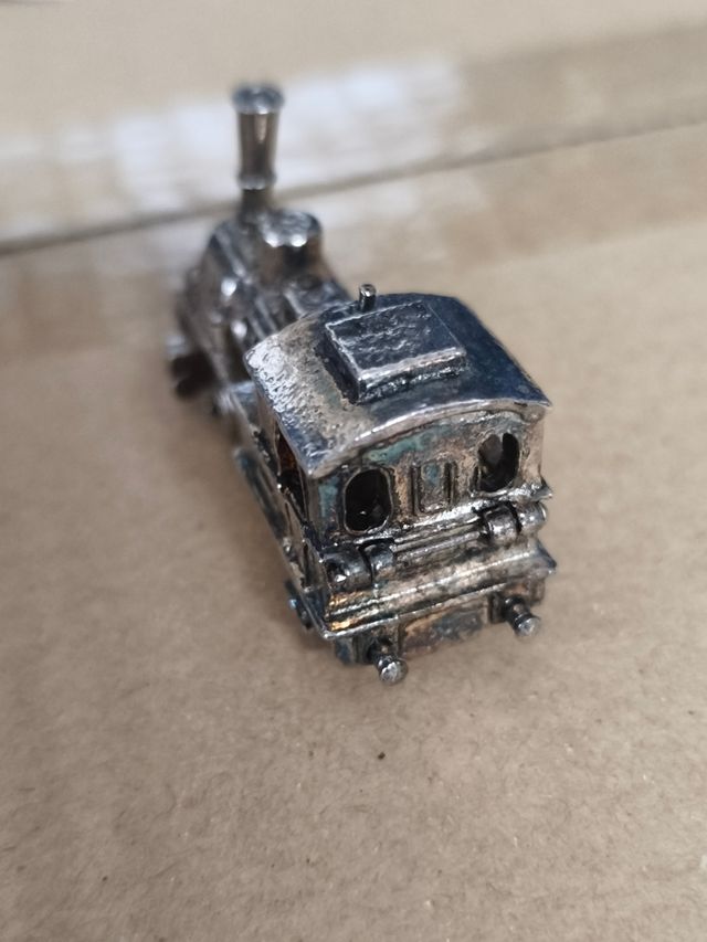 Miniatura di treno in argento o argento metallico