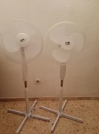 Dúo Ventiladores de Pie Blancos
