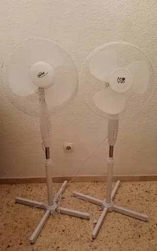 Dúo Ventiladores de Pie Blancos