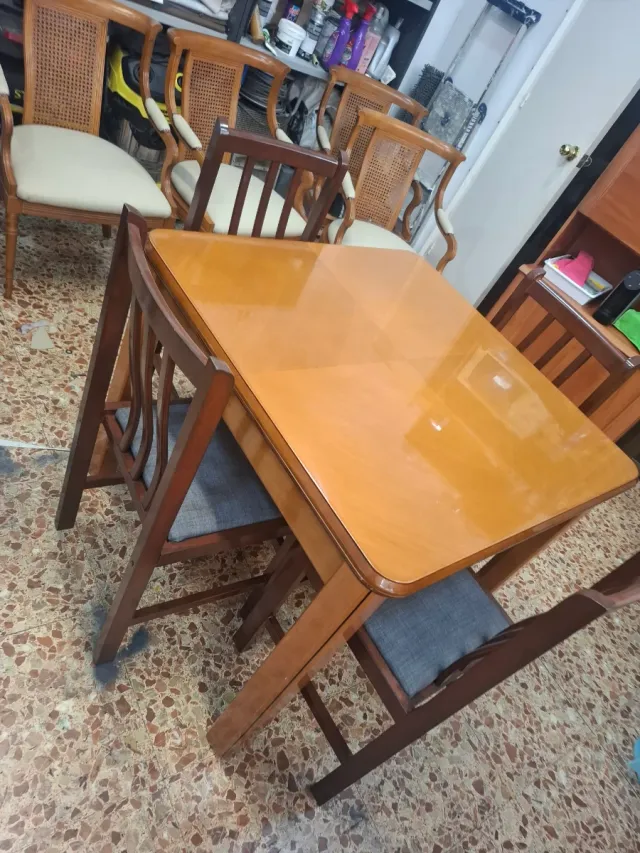 Mesa de comedor con 4 sillas