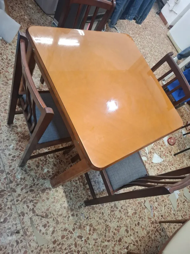Mesa de comedor con 4 sillas