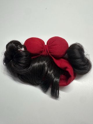 Peluca bebé niña con lazo rojo.