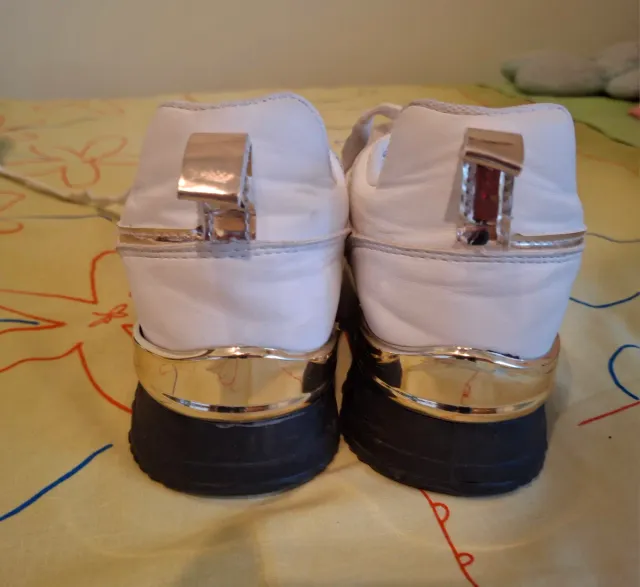 Playeras deportivas blancas y marrones