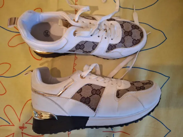 Playeras deportivas blancas y marrones