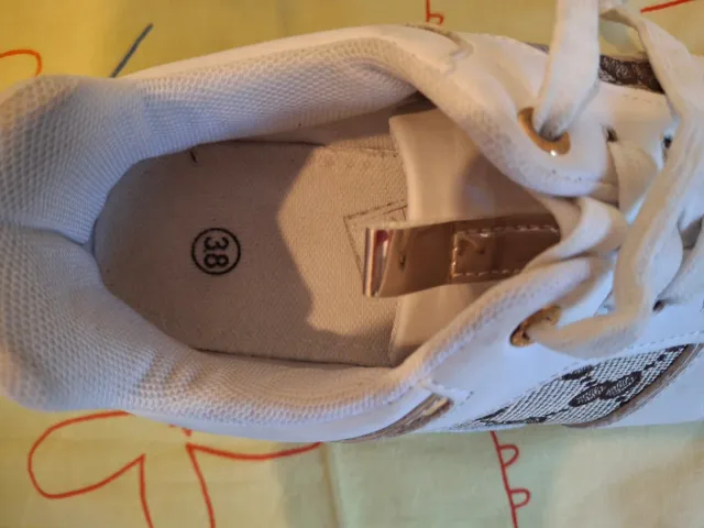 Playeras deportivas blancas y marrones