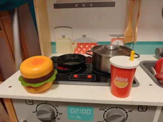 Cocinita de juguete con accesorios