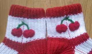 Calcetines antideslizantes con cerezas