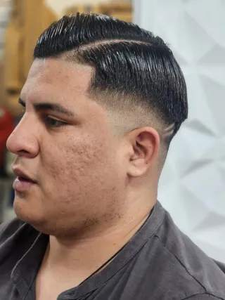 Busco travajo barberia  661 66 53 82