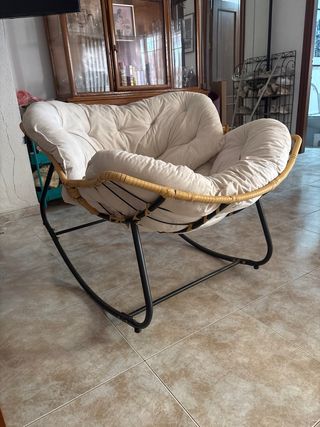 Mecedora beige minimalista