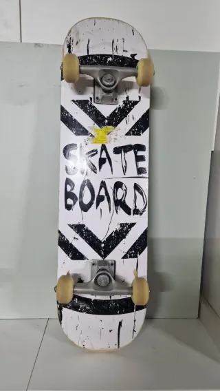 Monopatín Skate Board Madera Diseño Texto y rayas