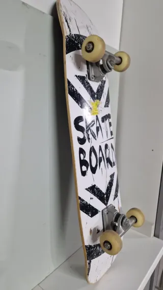 Monopatín Skate Board Madera Diseño Texto y rayas