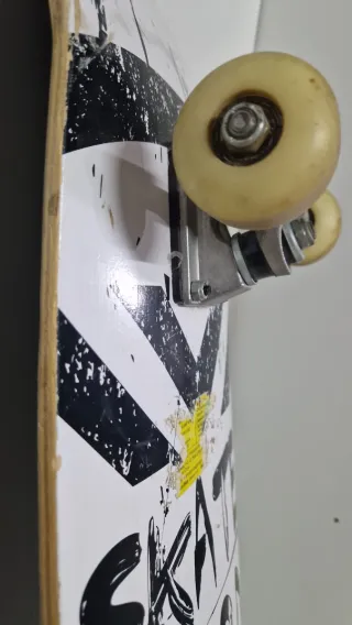 Monopatín Skate Board Madera Diseño Texto y rayas