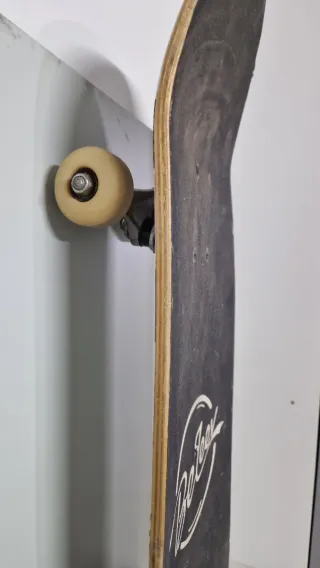 Monopatín Skate Board Madera Diseño Texto y rayas