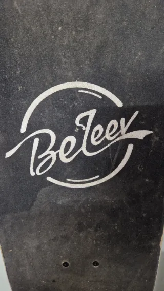 Monopatín Skate Board Madera Diseño Texto y rayas