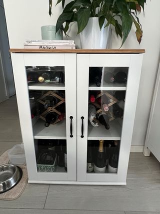 Vitrina blanca con puertas de cristal