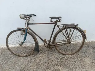 Bicicleta antigua de varillas