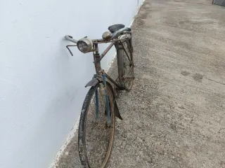 Bicicleta antigua de varillas