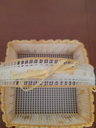 Cesta decorativa con asa