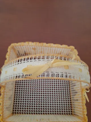 Cesta decorativa con asa