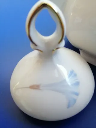 Teiera in porcellana con decori floreali