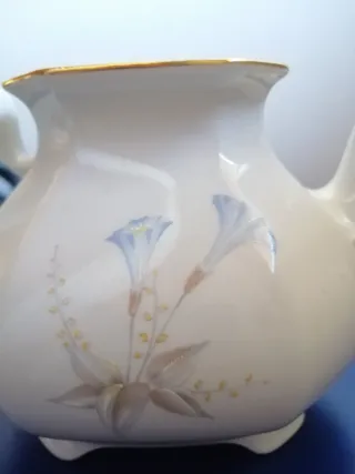 Teiera in porcellana con decori floreali