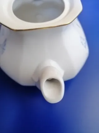 Teiera in porcellana con decori floreali