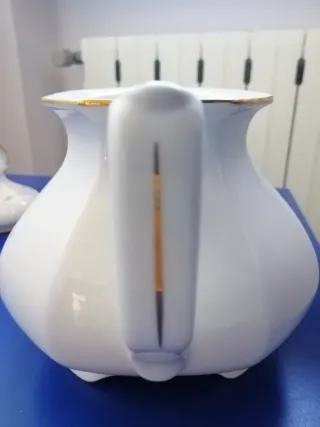 Teiera in porcellana con decori floreali